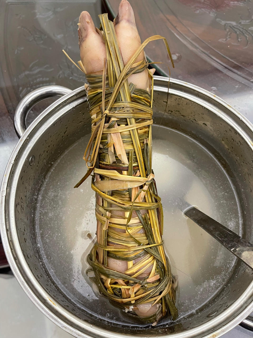 回味无穷的沙姜白切猪手