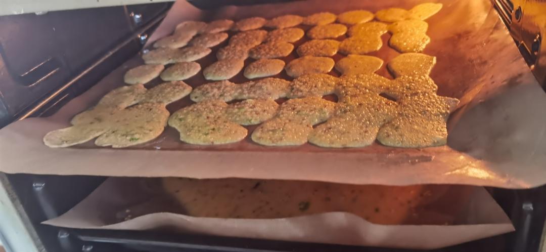 鸡蛋薄脆小饼干（原味和葱香味两种哟）-烤箱食谱