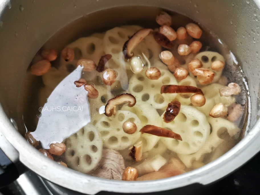 食藕瘦shou❗️花生香菇藕汤的做法 步骤2