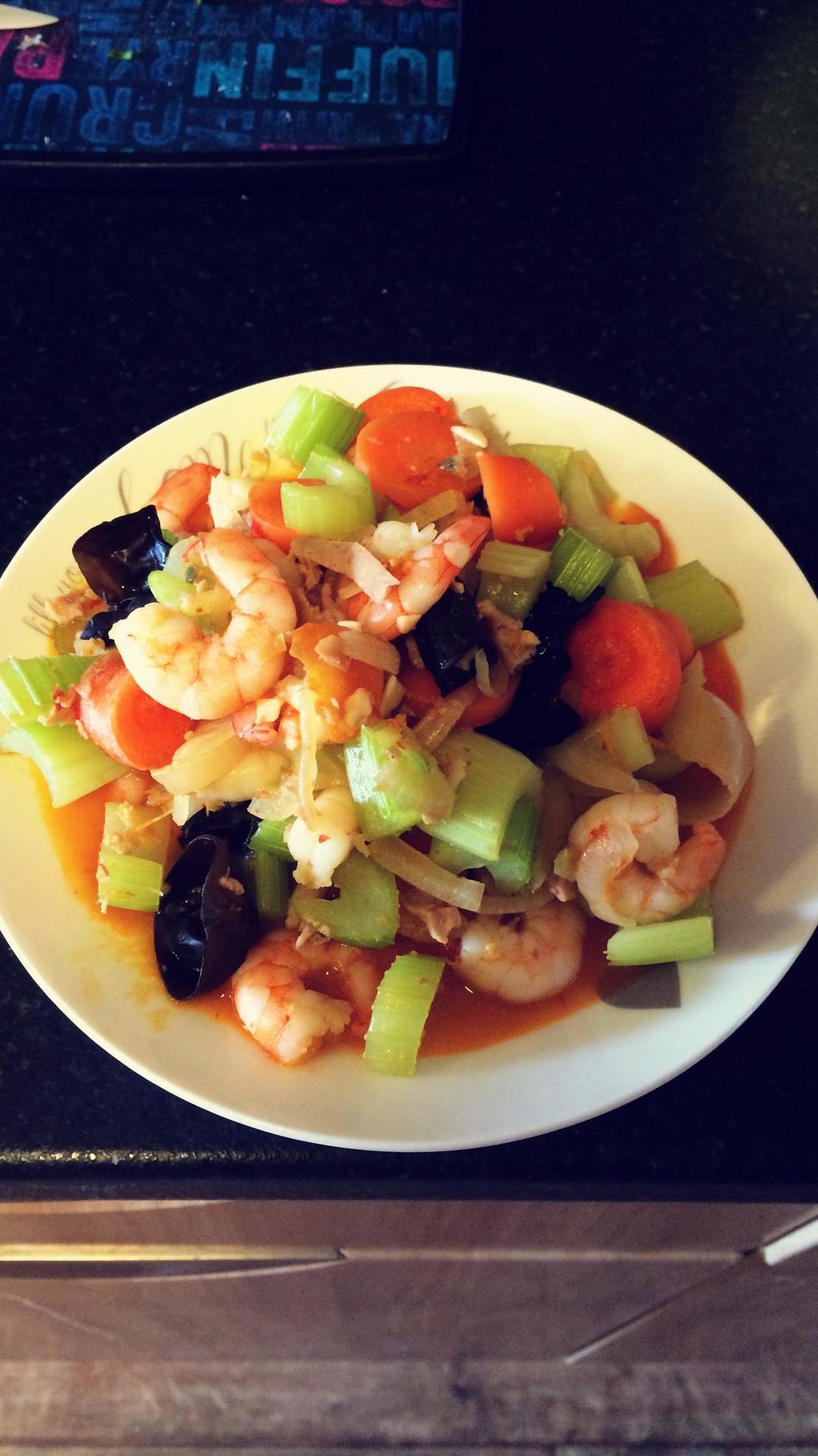 芹菜虾仁胡萝卜木耳火腿