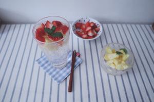 可盐可甜草莓菠萝气泡水的做法 步骤2