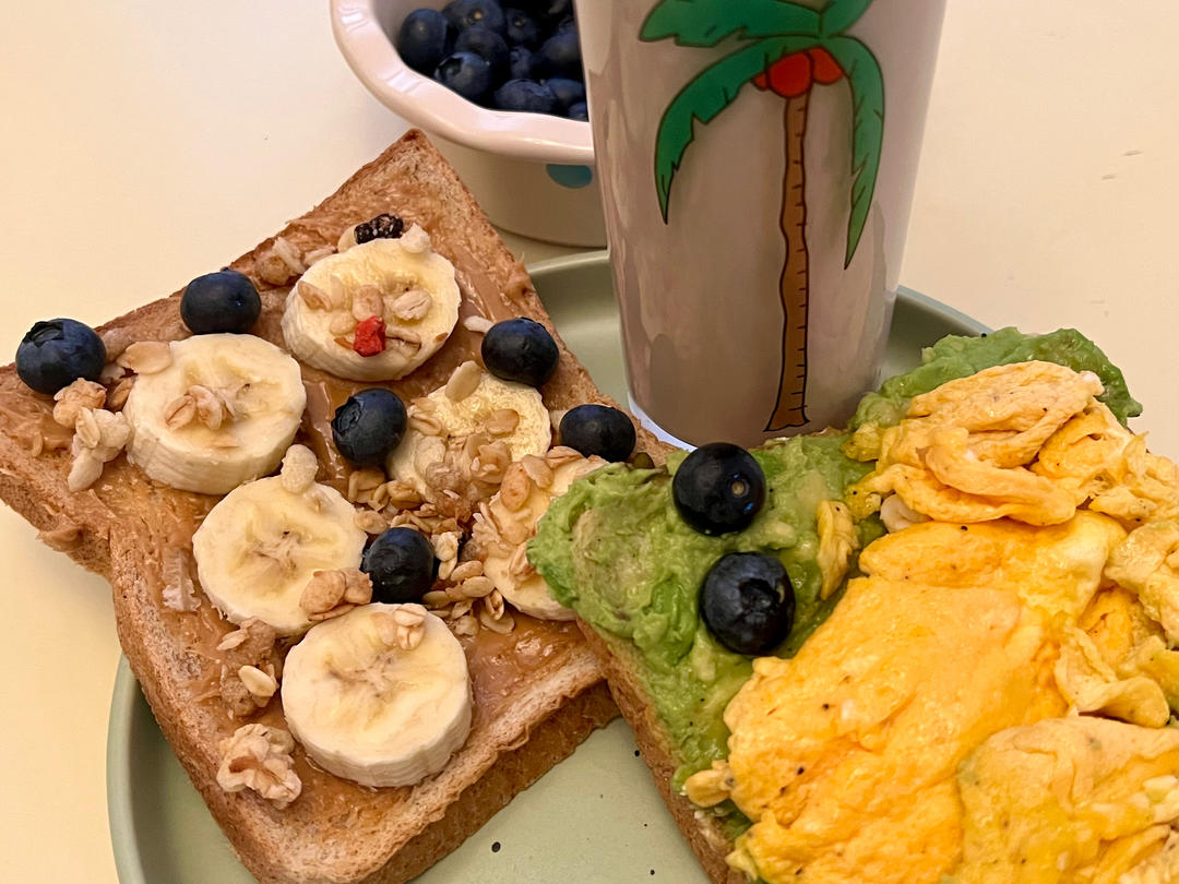 轻食早餐--滑蛋牛油果吐司