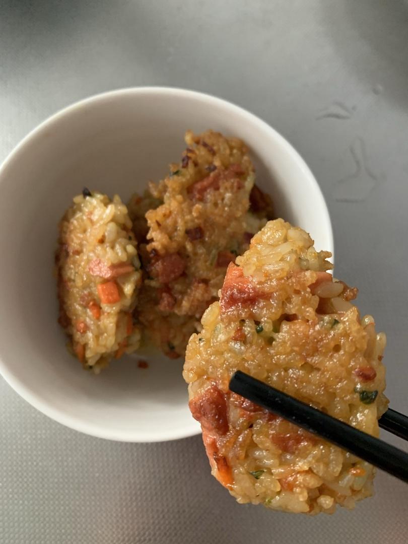 剩米饭新吃法，加两个鸡蛋这样简单一做，金黄酥脆，比炒饭还香！