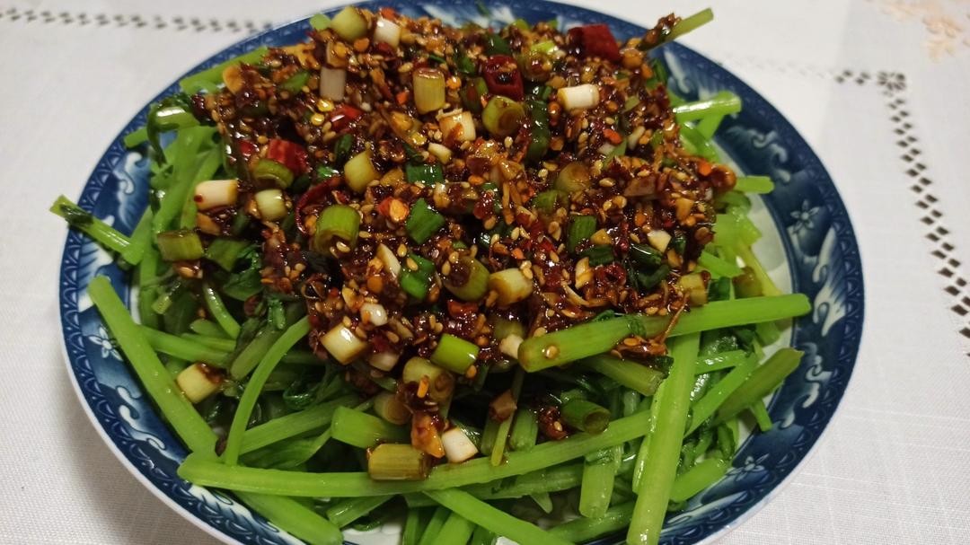 茼蒿新做法，味道清香脆嫩又开胃