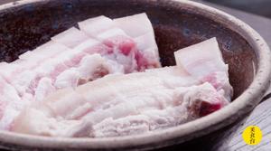 笋干菜烧肉：干菜烧肉好吃的关键，是隔水蒸！的做法 步骤1