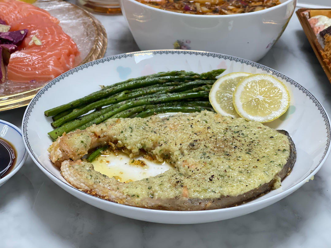 好吃到炸裂的香蒜黄油三文鱼排佐嫩芦笋尖配杰克烤薯仔