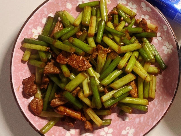 简单易做的下饭菜－蒜苔炒肉