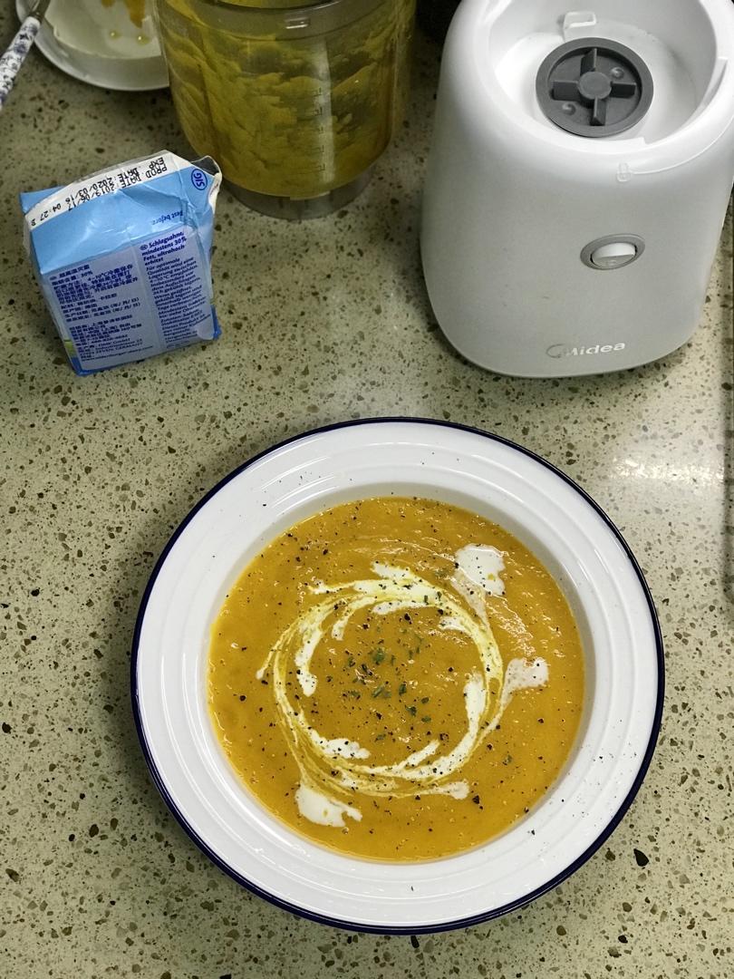 奶油南瓜浓汤 Pumpkin soup