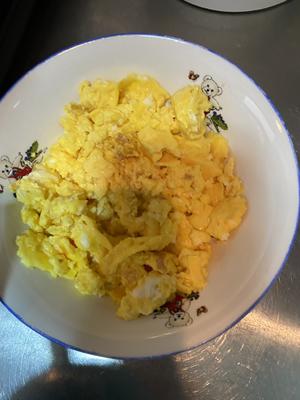 快手绿豆芽炒鸡蛋（用料少）的做法 步骤1