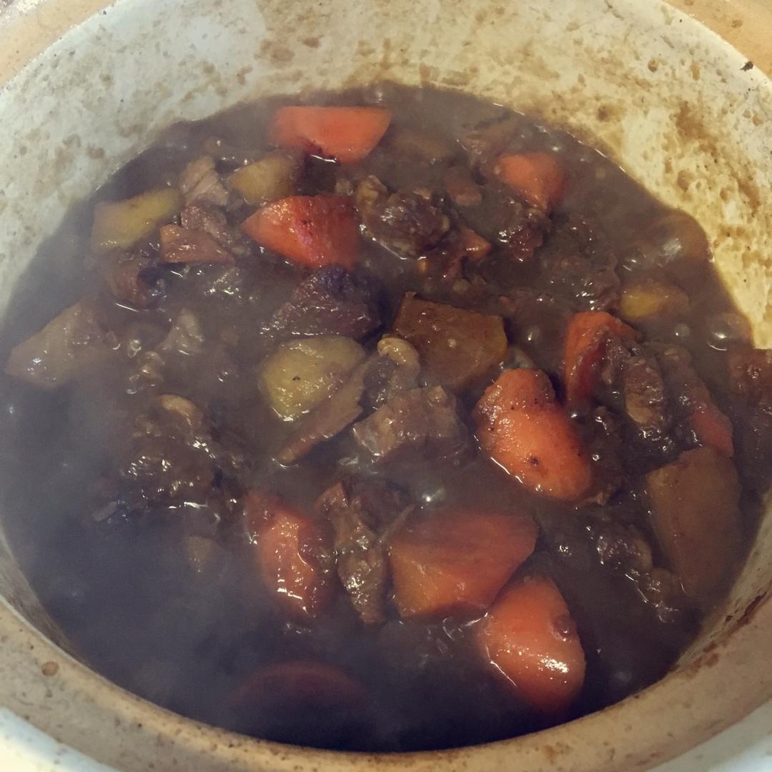 秘制黑胡椒煲牛腩