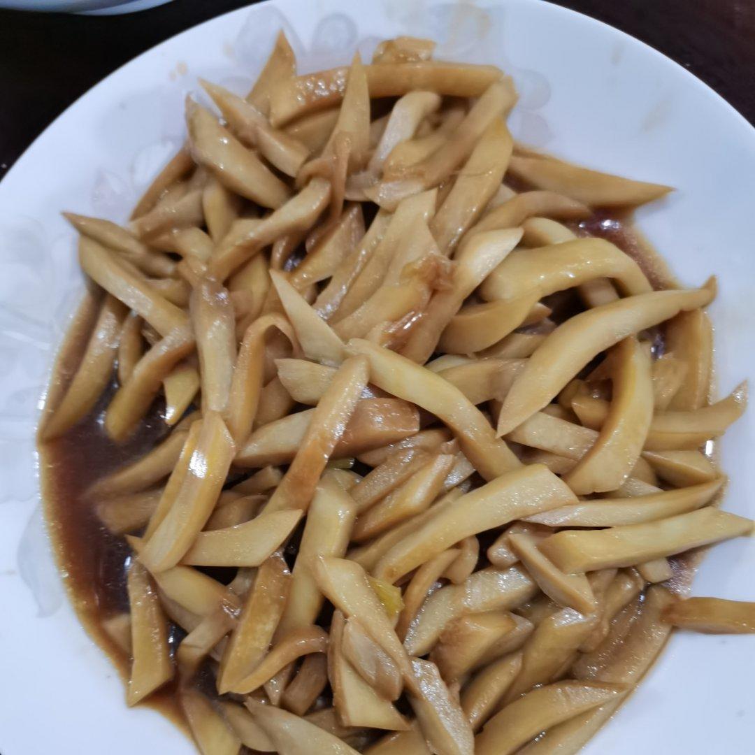 青椒炒鸡腿菇