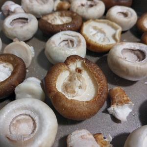 烤蘑菇✨无油健康又鲜脆の烤箱菜的做法 步骤1