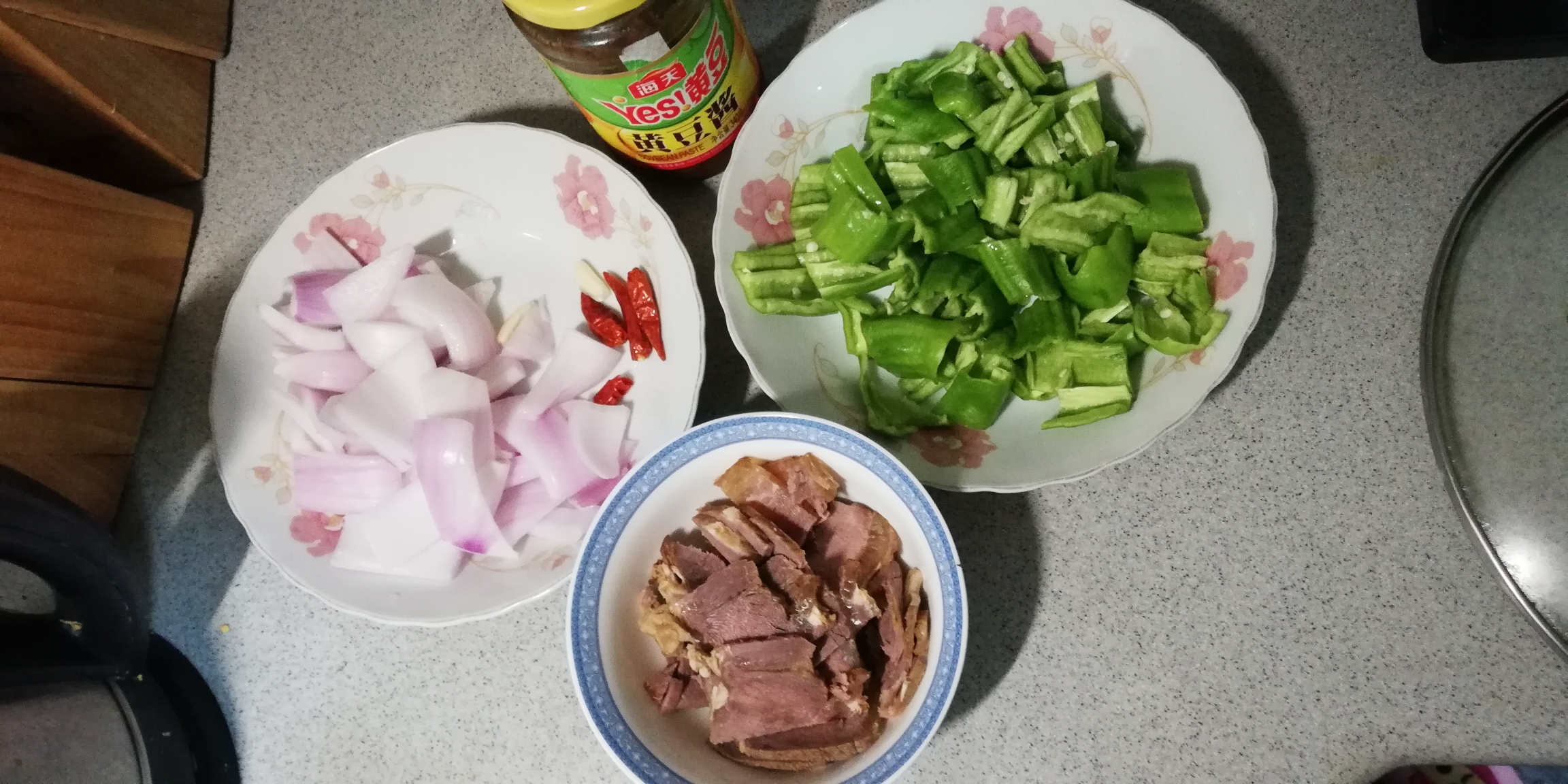 回锅牛肉（青椒洋葱炒牛肉）的做法 步骤1