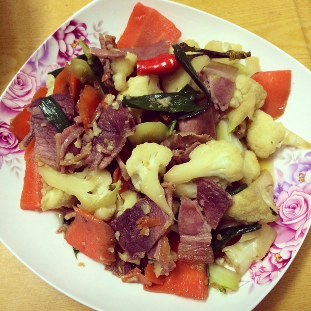 胡萝卜花菜炝炒腊肉的做法