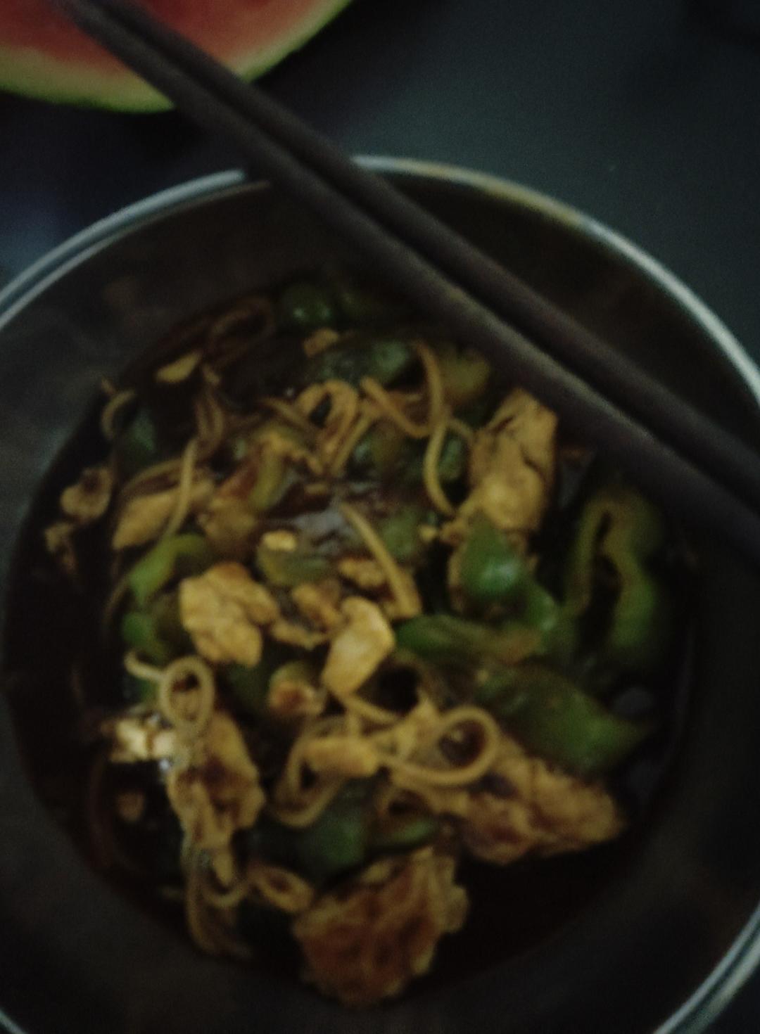 好吃不胖的青椒鸡蛋拌面