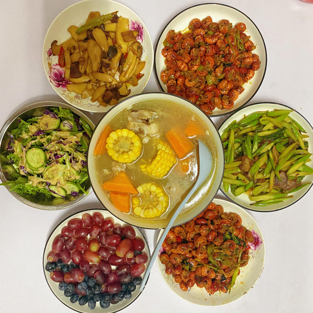 玉米胡萝卜炖大骨头汤