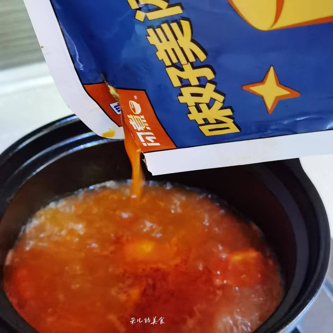 番茄酸汤砂锅肥牛面的做法 步骤4