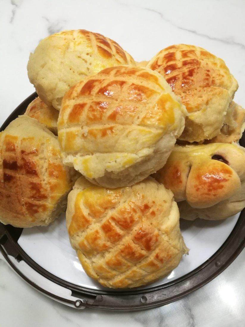 好吃到炸裂的港式菠萝包（附带制作酥皮的小视频）