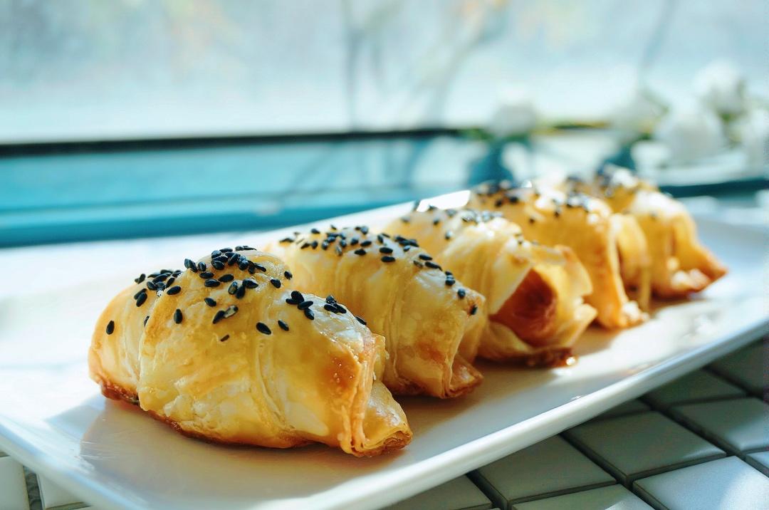 香肠酥皮卷：手抓饼皮还能这样吃，不用和面快速搞定早餐