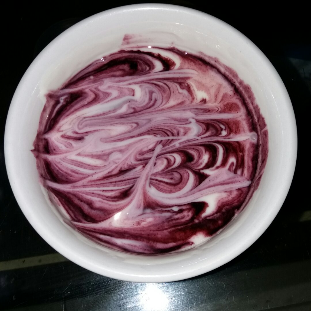 新鲜桑葚子酸奶