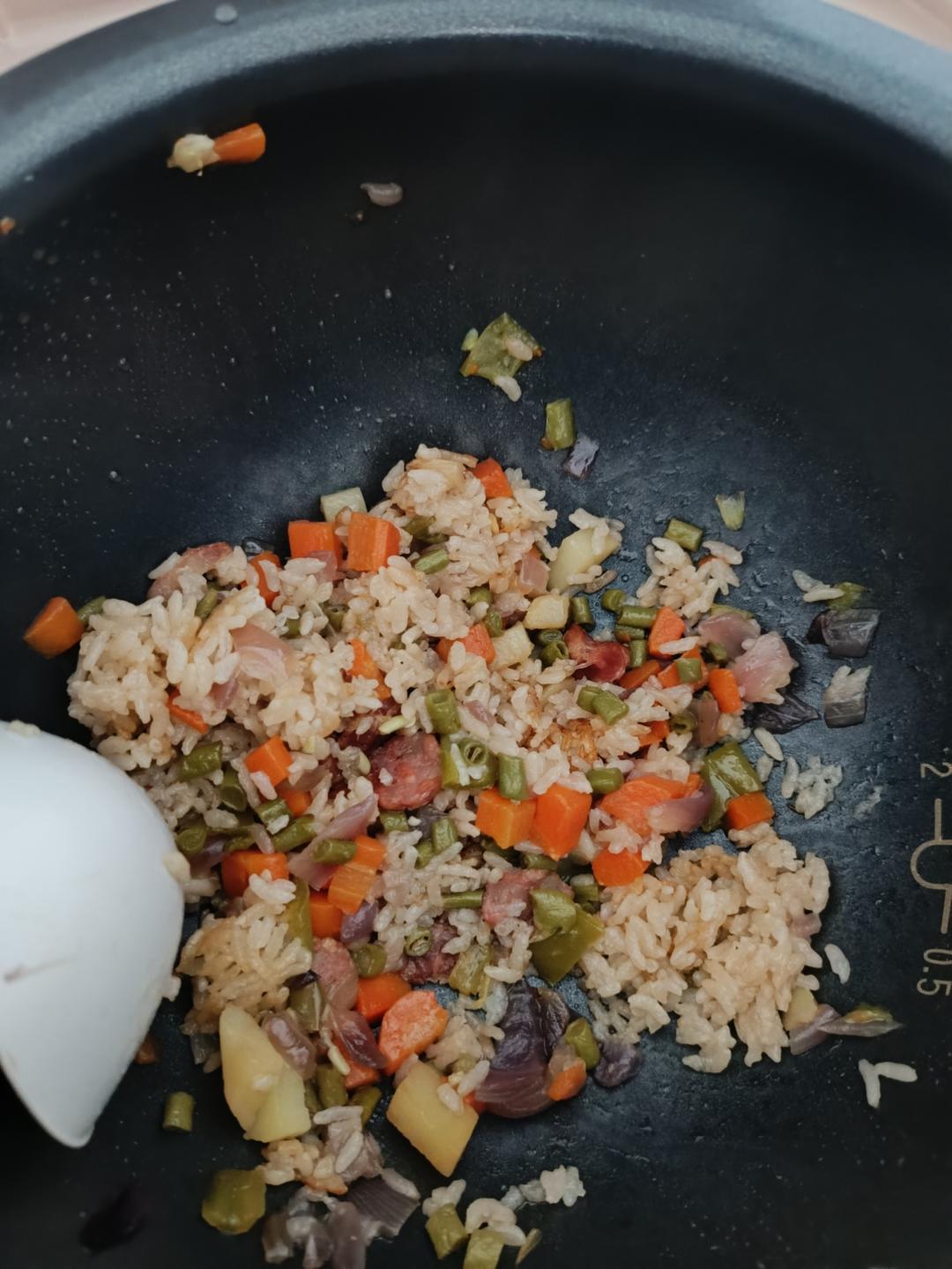 香肠土豆胡萝卜焖饭