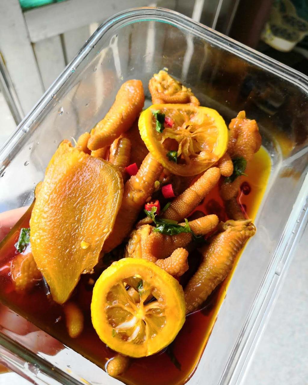 爱上甜品的黄小萌做的柠檬泡椒凤爪