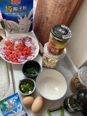 番茄虾仁菠萝三色糙米藜麦菜脯咖喱椰浆泰式蛋炒饭的做法 步骤2