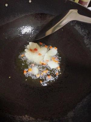 豆豉鲮鱼炒花菜的做法 步骤4