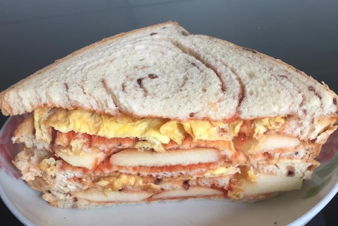 鸡蛋苹果三明治的做法
