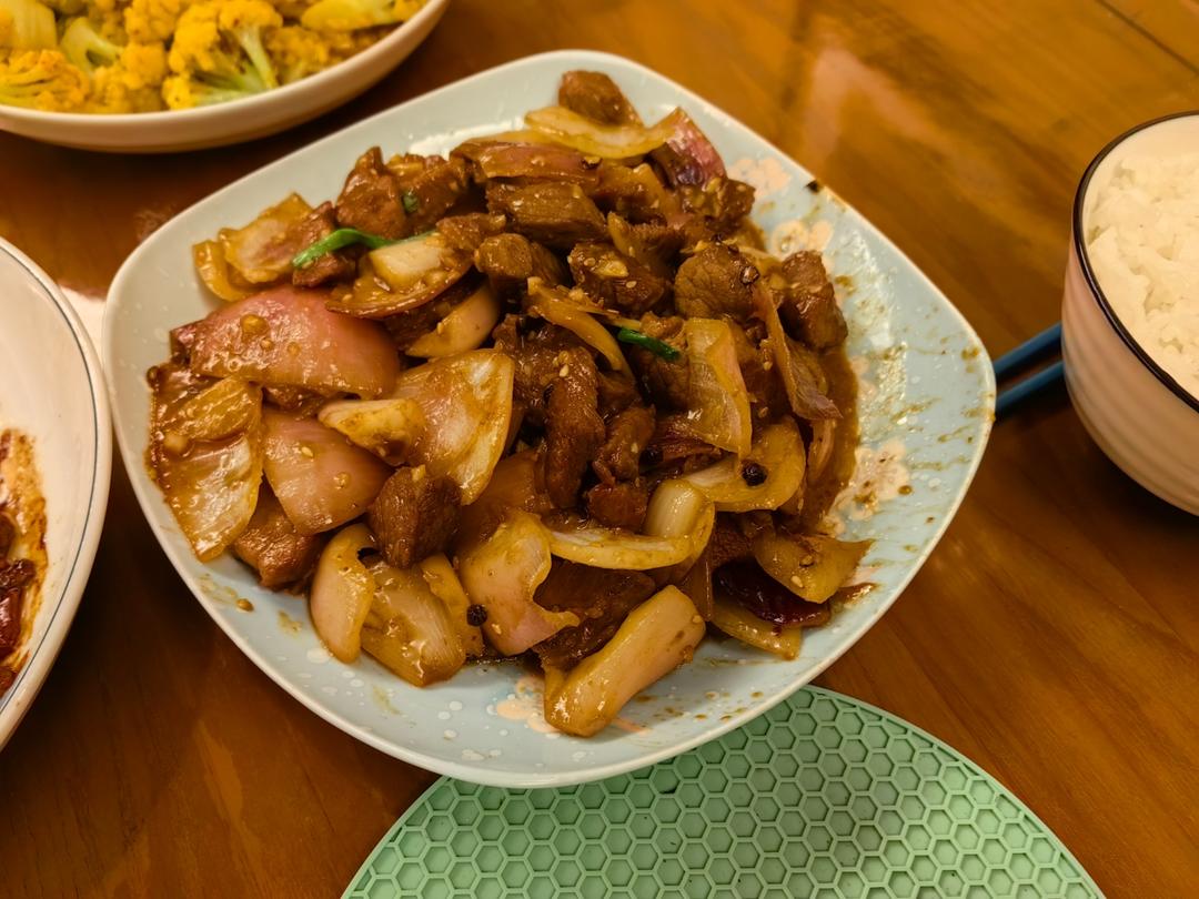 孜然洋葱炒牛肉粒