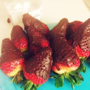 草莓巧克力的做法 步骤2