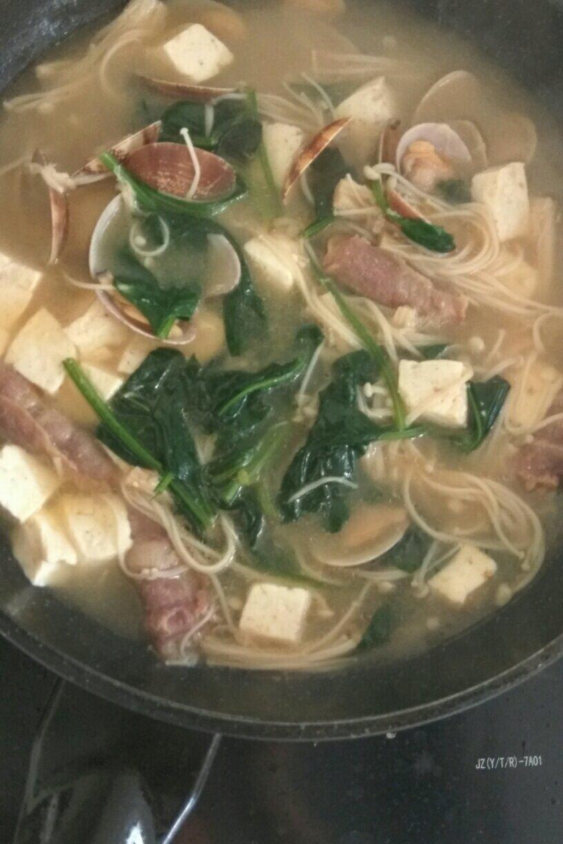 金针菇冻豆腐肥牛锅