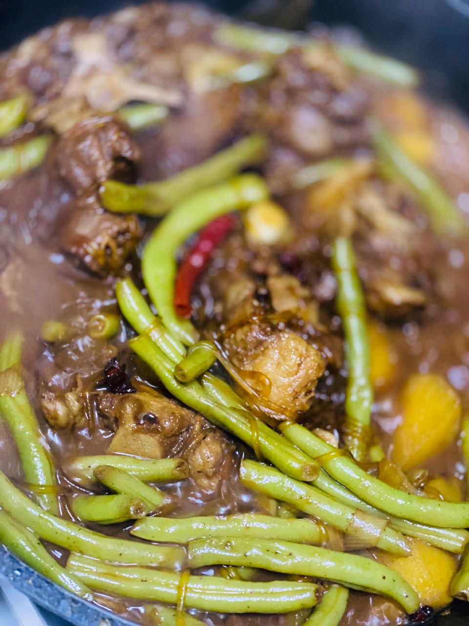 冬日美食|东北铁锅炖豆角排骨土豆（贴饼子一锅出）