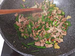营养丰富又下饭的韭菜苔炒肉的做法 步骤8