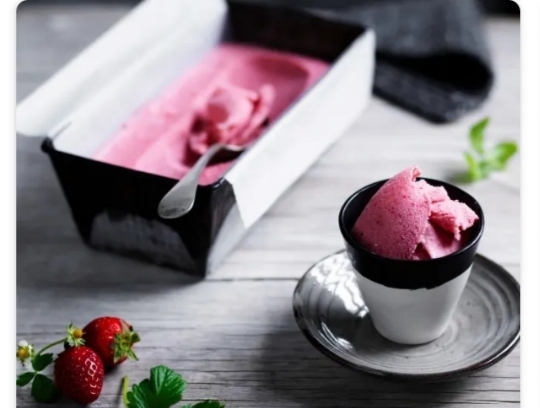 意式草莓杏仁冰激淋，甜蜜的味道