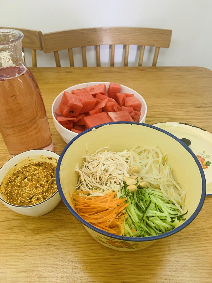 厨师长教你：“鸡丝凉面”的家常做法，味道好极了，先收藏起来