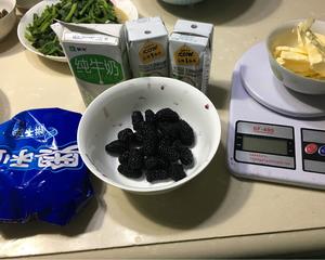 桑葚慕斯蛋糕（巨简单，无烤箱，也不需要蛋糕模具）的做法 步骤1