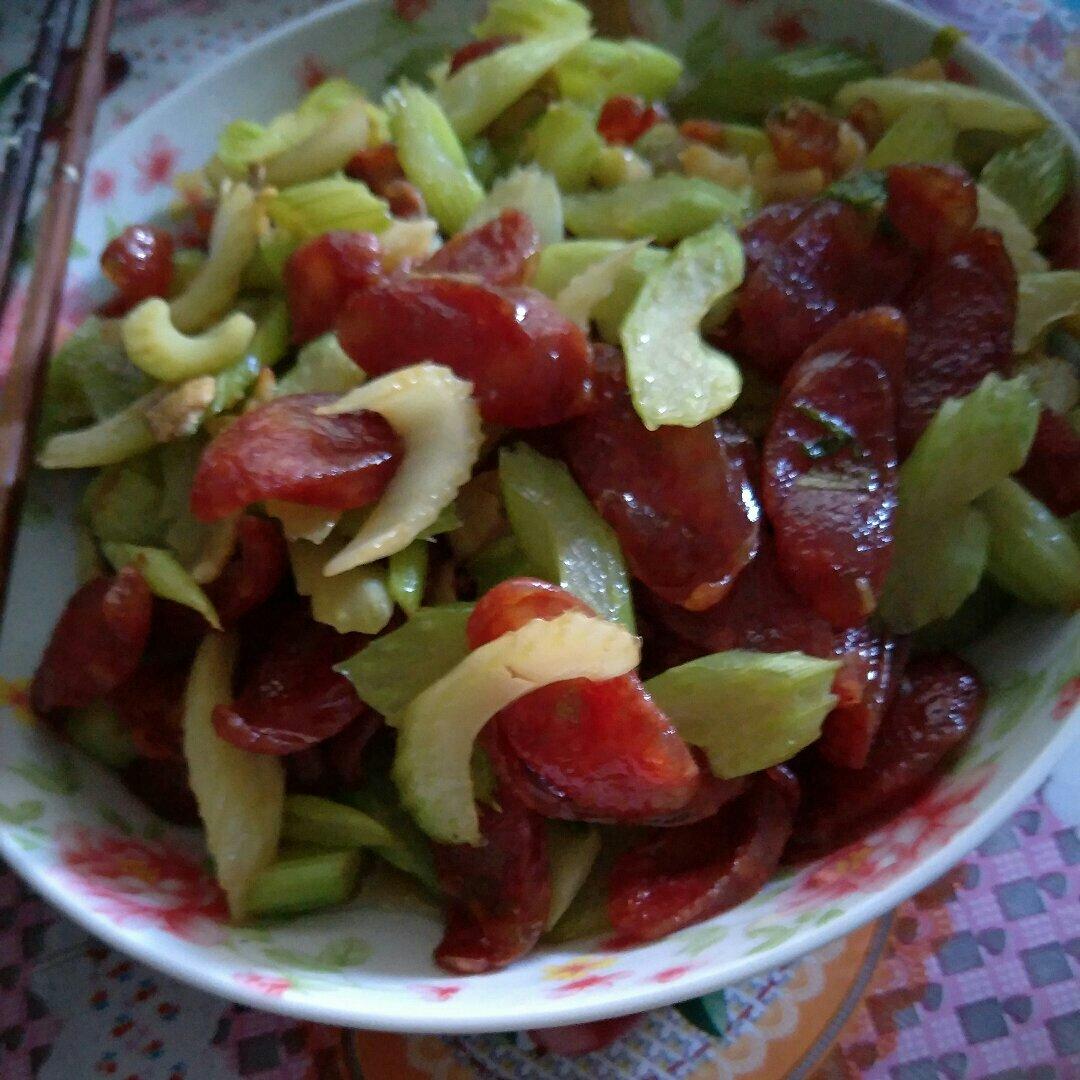 西芹炒腊肠（热菜）