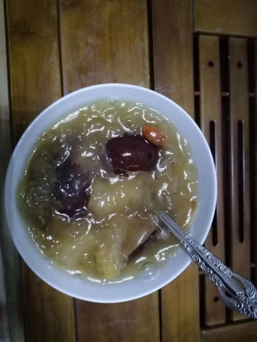 好一碗秋季佳品「润肺止咳汤」银耳红枣雪梨汤
