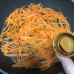 胡萝卜丝鸡蛋饼（无油配方）的做法 步骤2