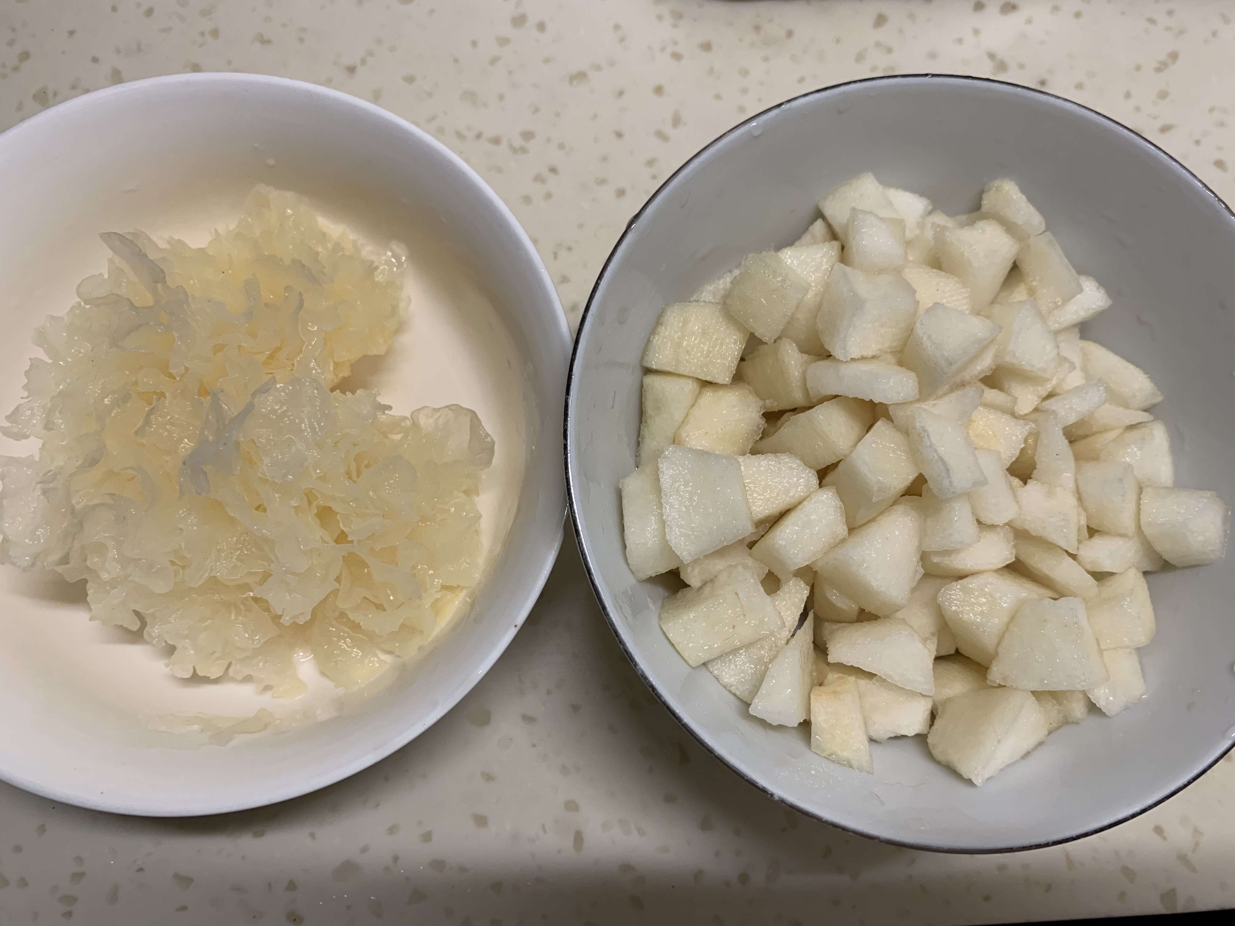 秋天的温润：冰糖银耳雪梨汁（豆浆机版）的做法 步骤2