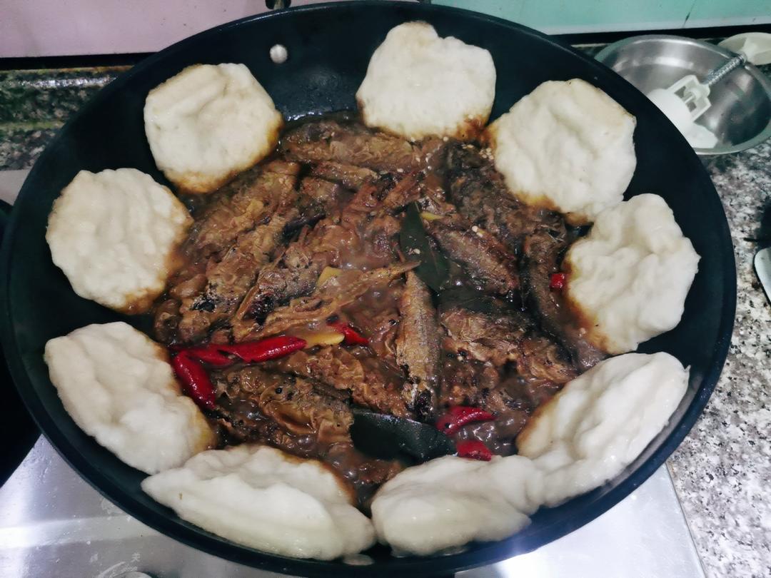 发面版本的小鱼锅贴 地锅鸡地锅鱼 锅贴