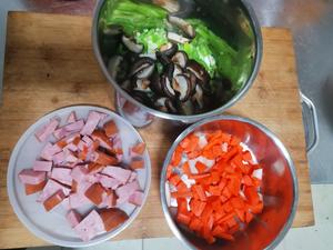 豌豆香菇胡萝卜什锦的做法 步骤1