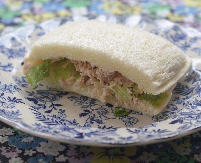 金枪鱼沙拉三明治「口袋面包」的做法