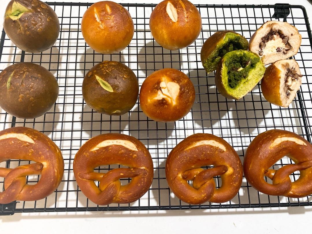 『双色奶酥碱水面包球』