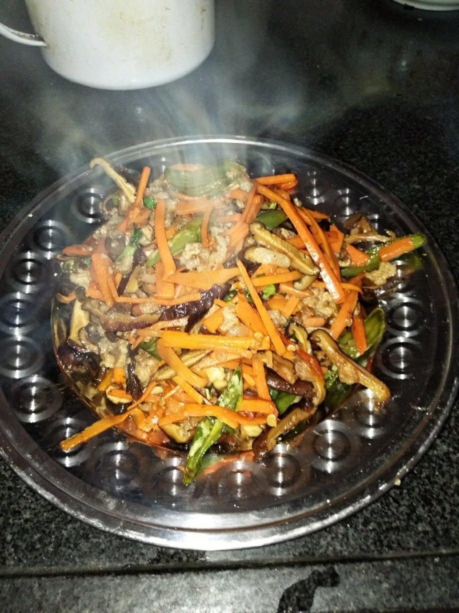 胡萝卜香菇炒木耳