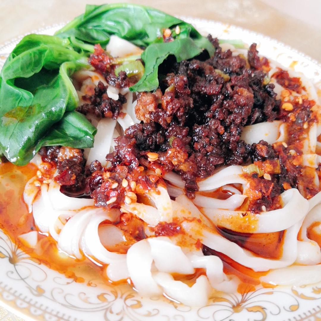 这碗面吃了会上瘾 / 手工肉臊子拌面