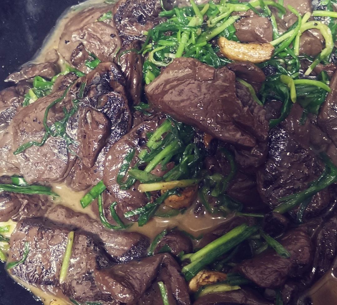 猪血炒韭菜，每周吃两三次，养胃补血，气色佳