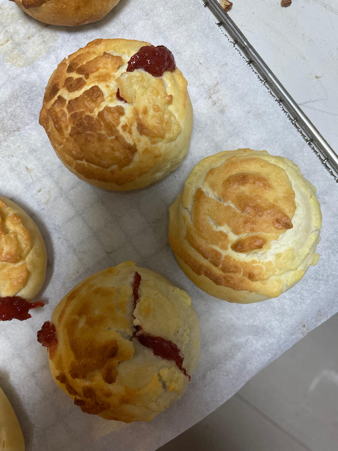 超级好吃😋又简单的草莓味墨西哥酥皮面包🥯