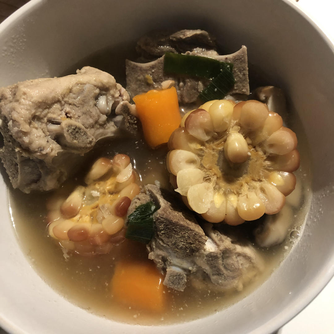 玉米胡萝卜猪骨汤--健脾祛湿